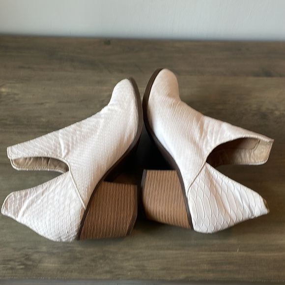 Abata white snakeskin texture ankle booties w/ chunky block heel size 10, EUC - Picture 4 of 8